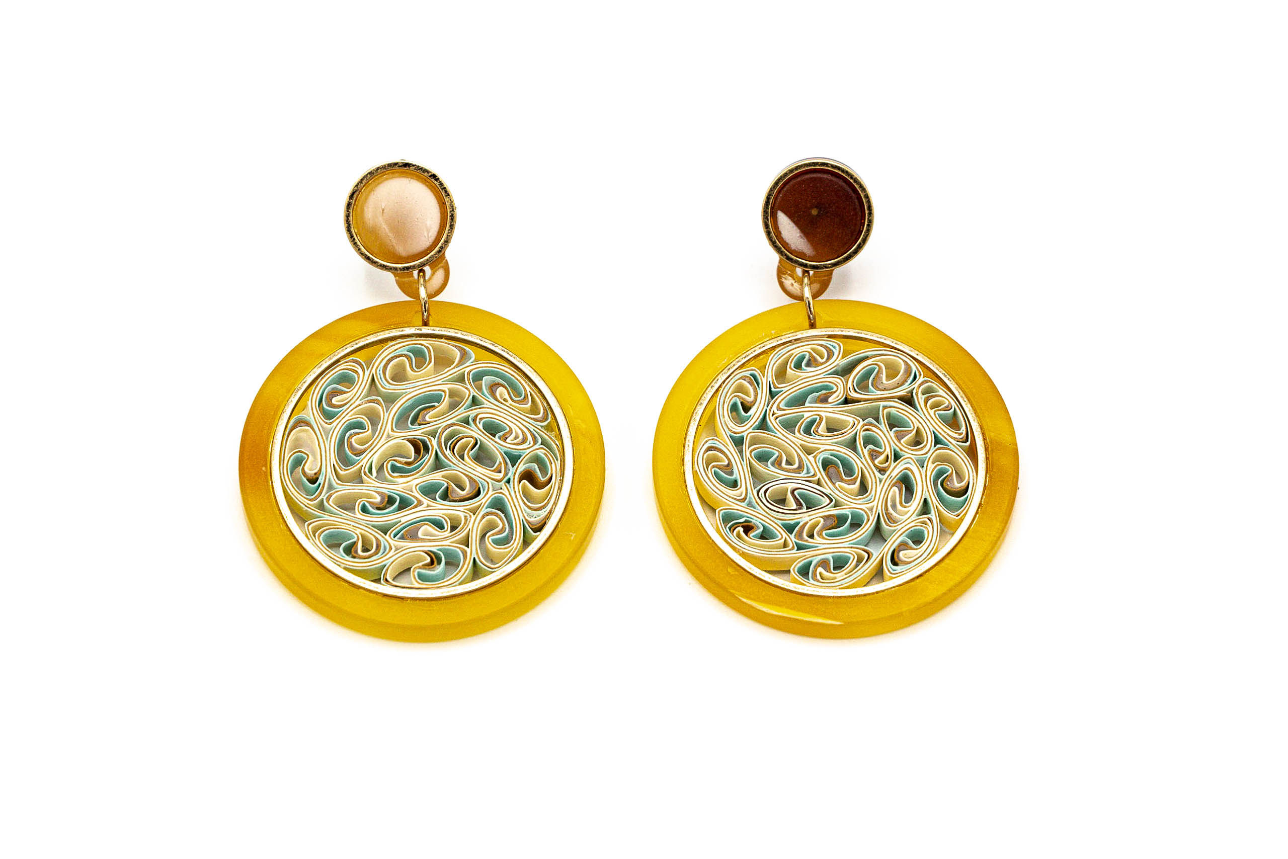 ORECCHINO A LOBO PENDENTE TONDO RESINA RICAMO BORDINO GIALLO