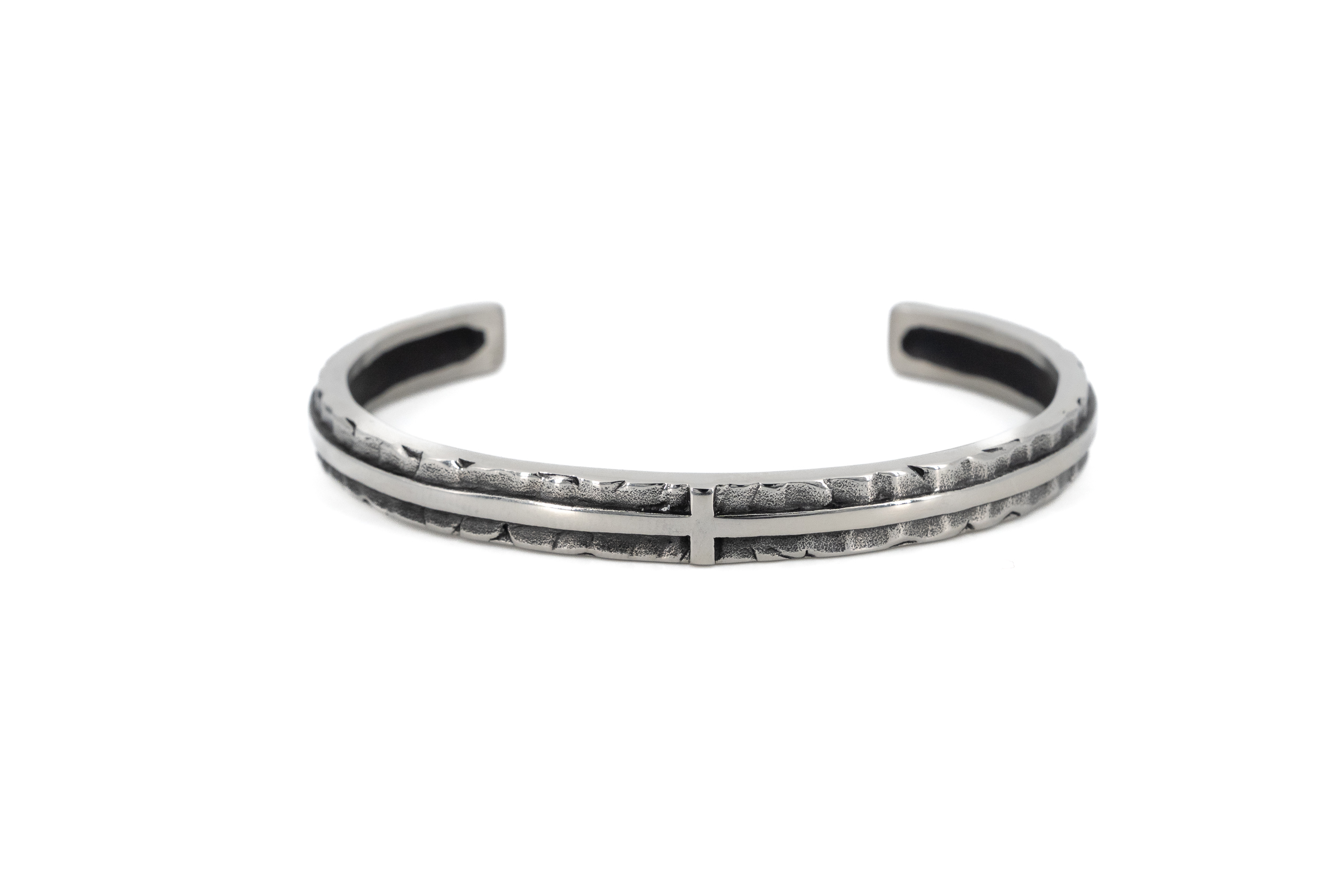 Bracciale uomo acciaio martellato riga a rilievo