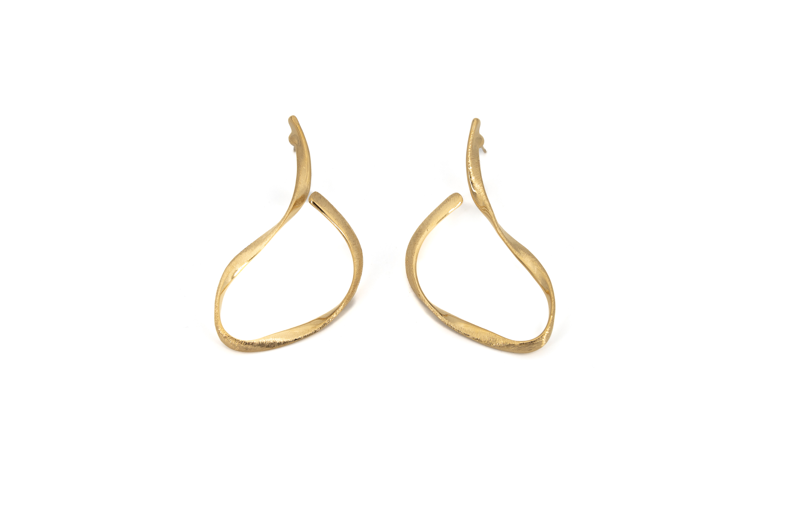 Orecchini acciaio dorato ovale stilizzato