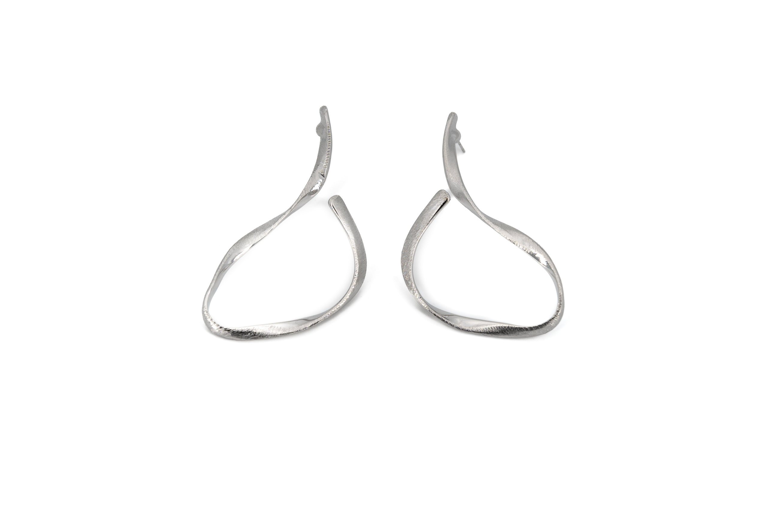 Orecchini acciaio ovale stilizzato