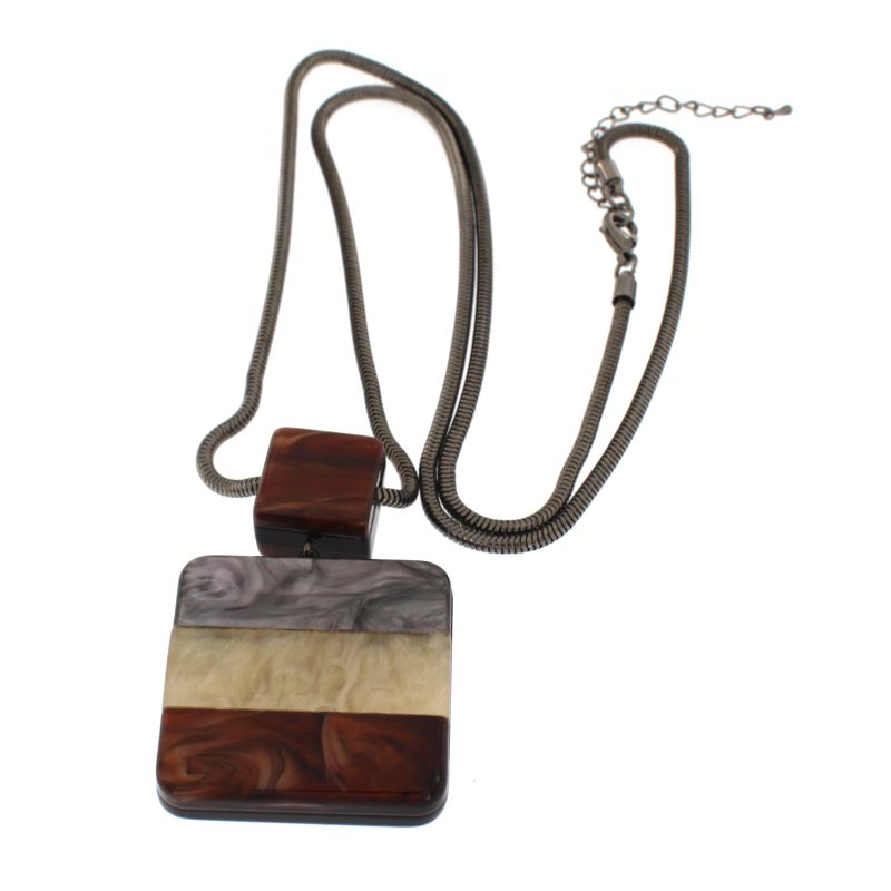 COLLANA CAT.LUNGA PEND.DOPPIO QUADRO RESINA RIGHE GRIGIO+BIANCO+MARR.