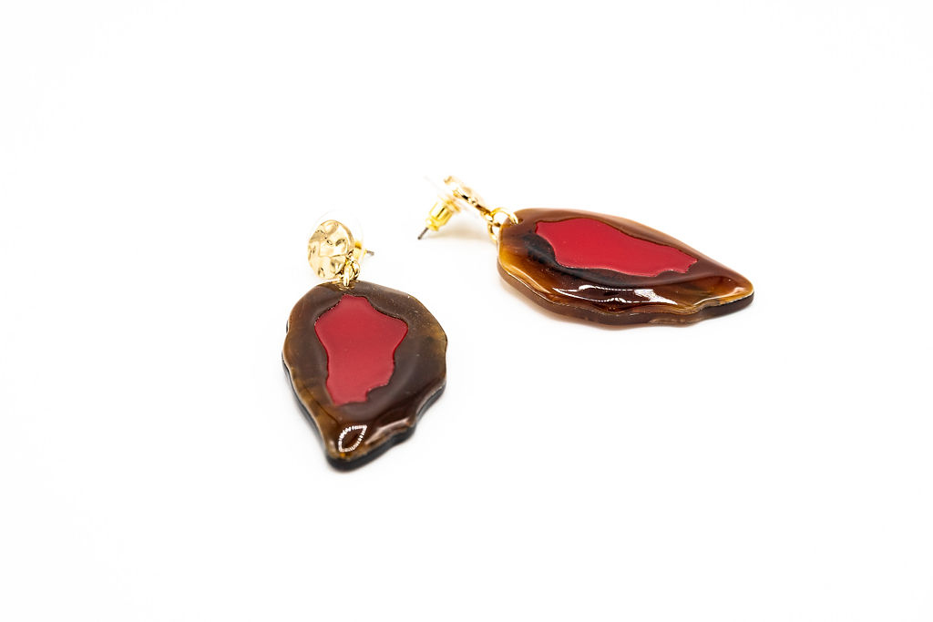 ORECCHINO A BUCO PENDENTE FOGLIA IN RESINA ROSSA+MARRONE