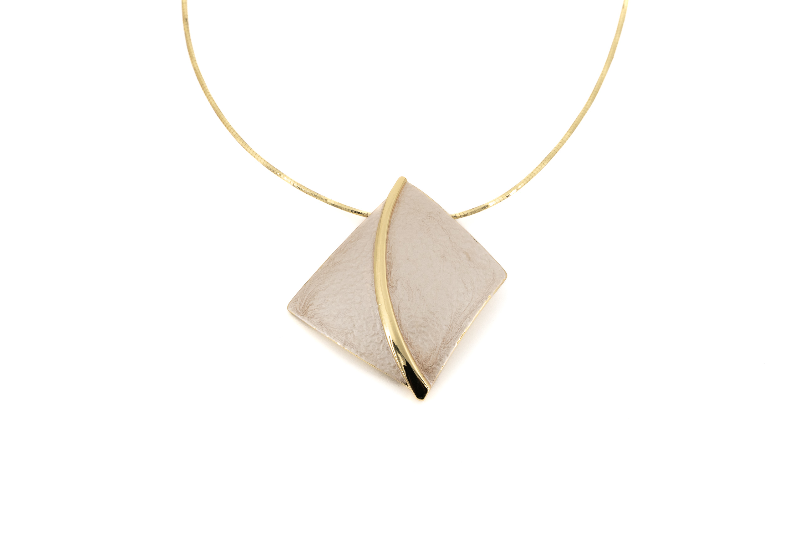 Collana filo semi rigido corto zama rombo stilizzato