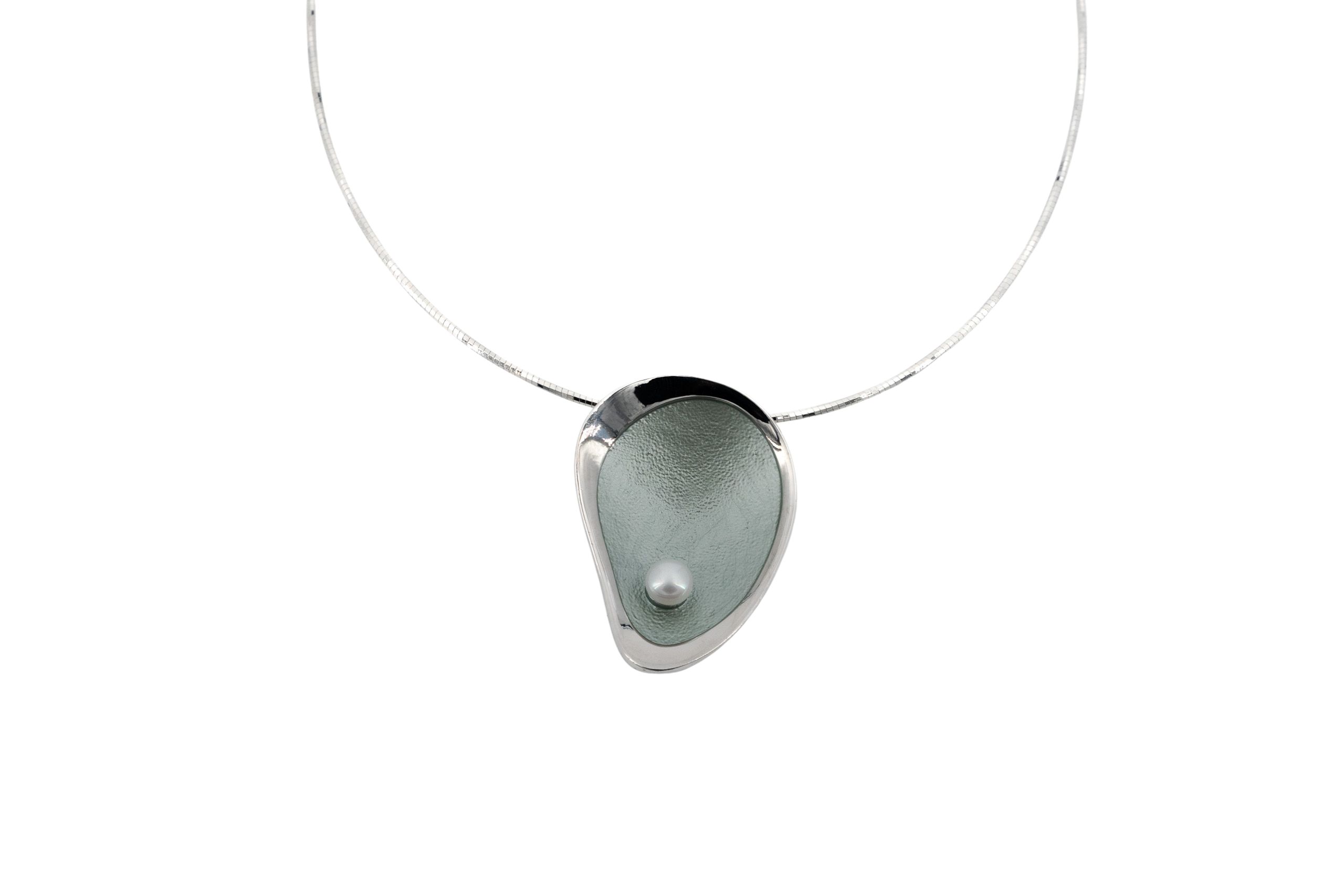Collana filo semi rigido corto zama goccia con perla