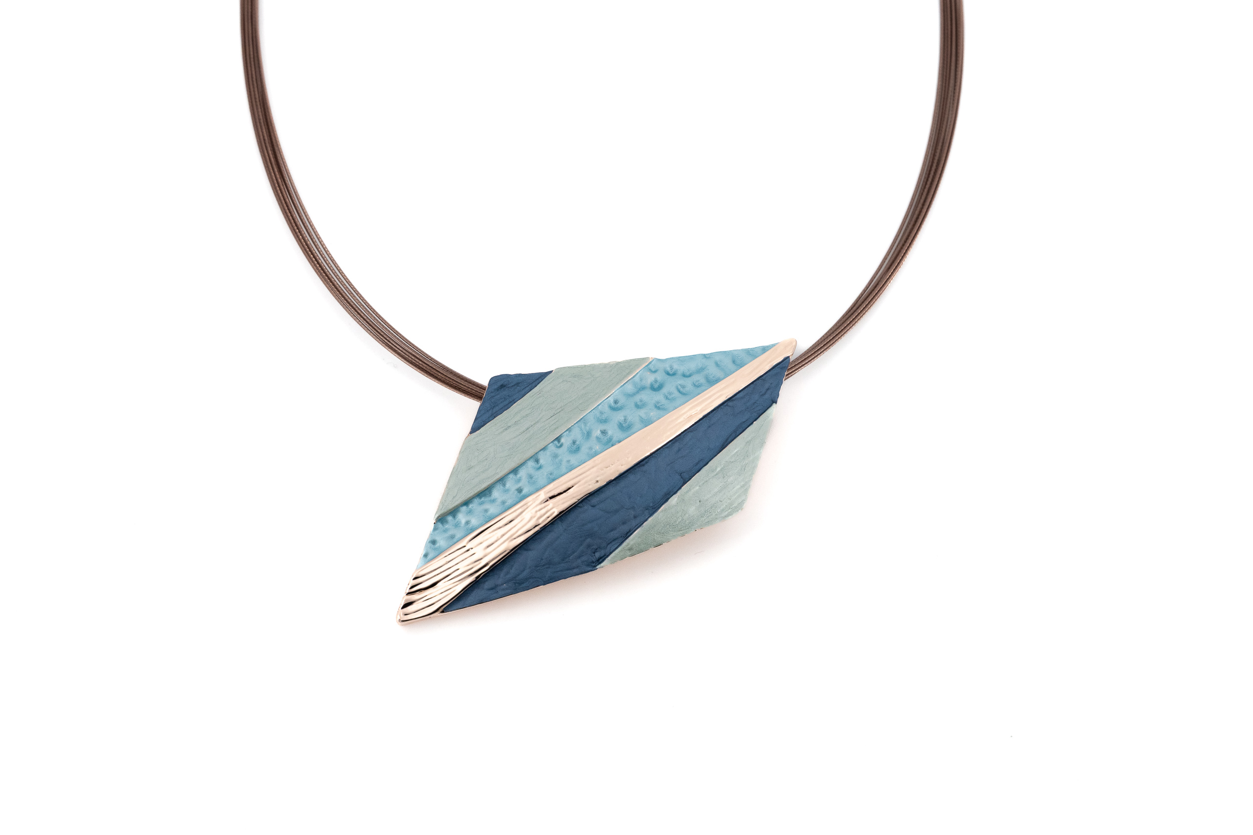 Collana fili acciaio corta zama rombo rigato stilizzato