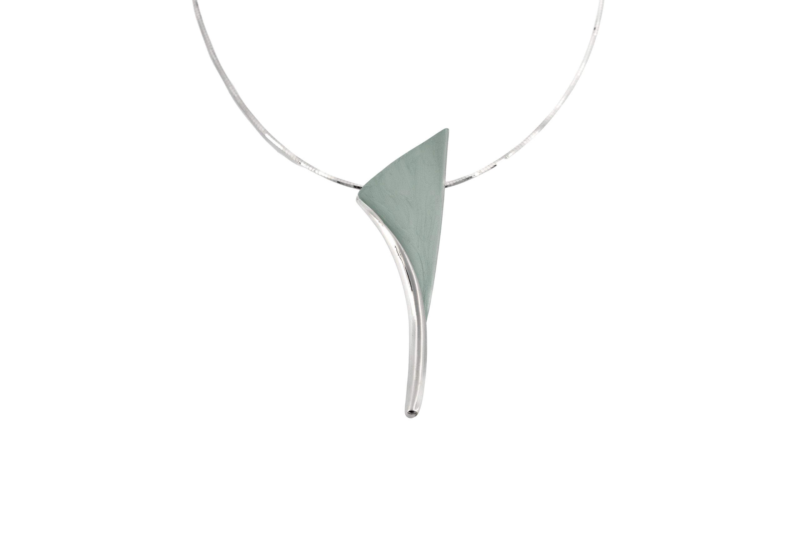 Collana filo semi rigido corto zama petalo