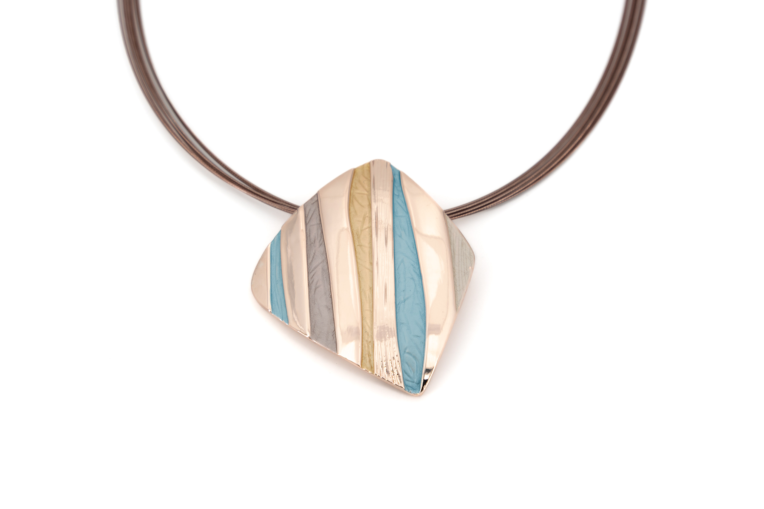 Collana fili acciaio corta zama trapezio a righe stilizzato