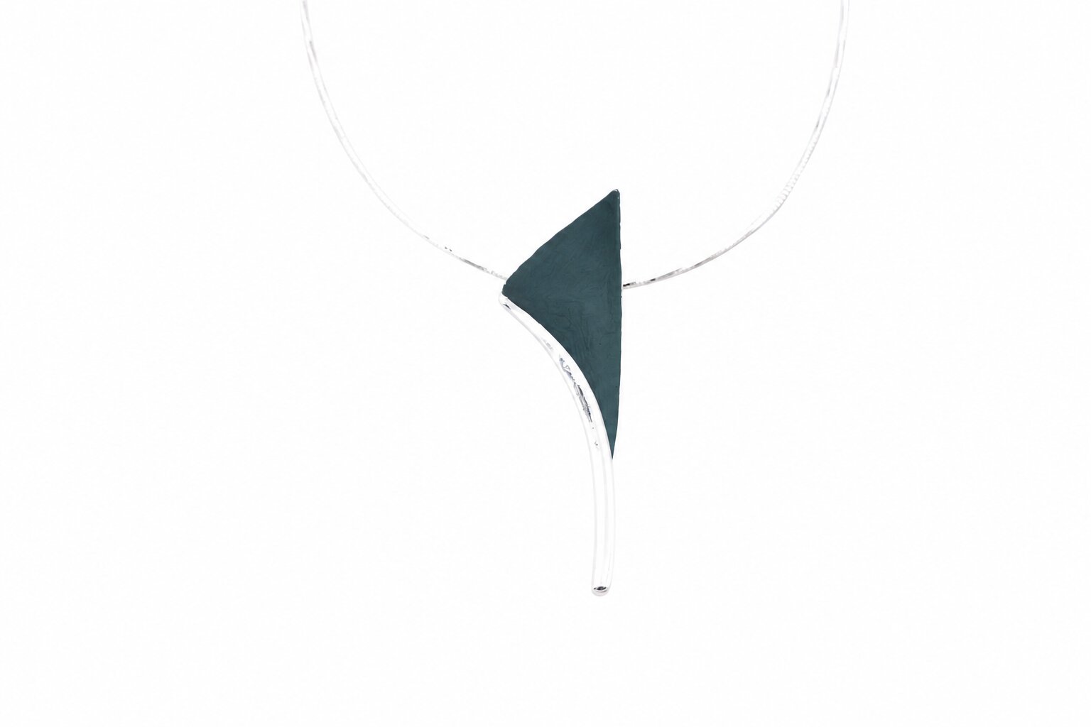 Collana filo semi rigido corto zama petalo