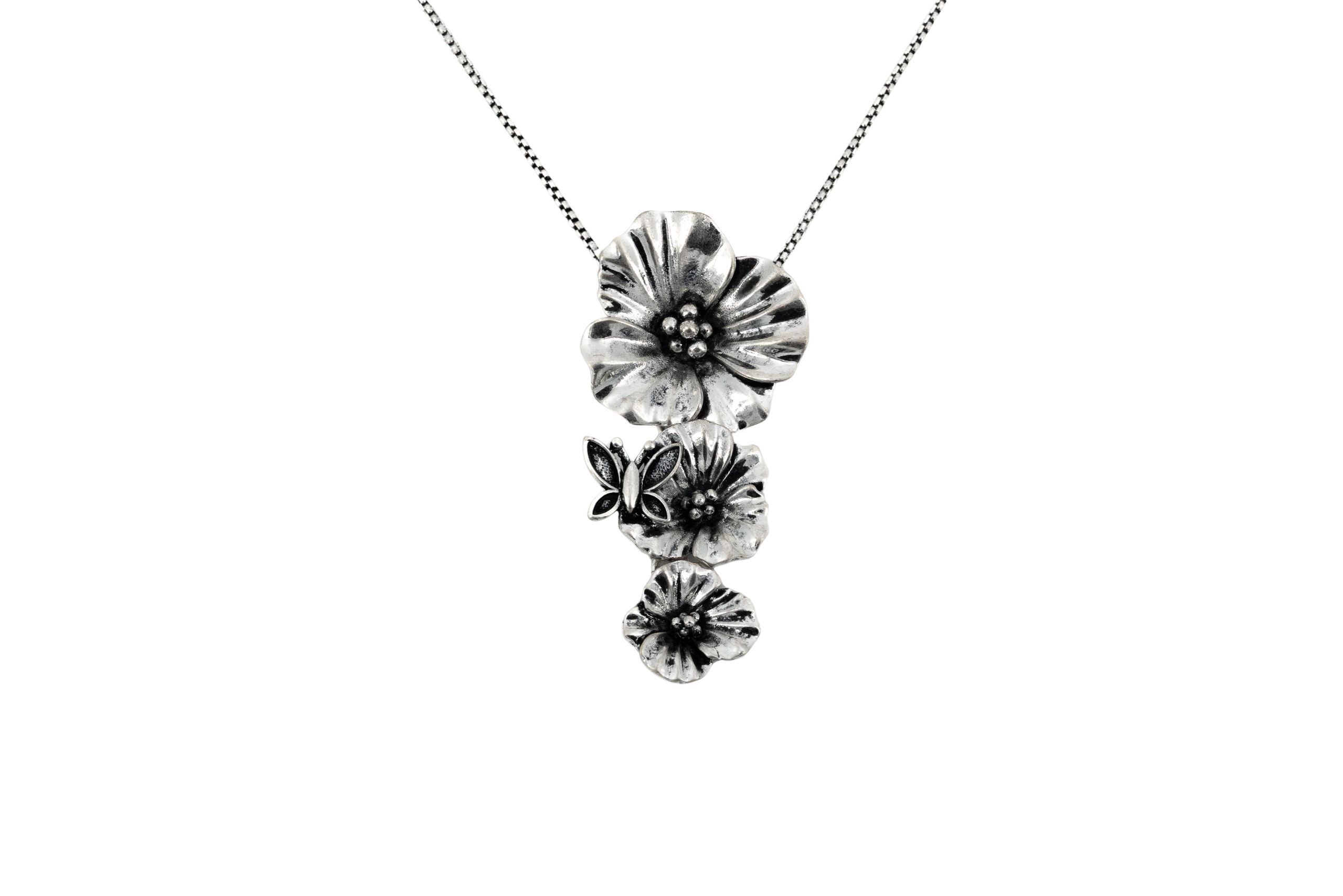 Collana catena lunga zama tre fiori con farfallina