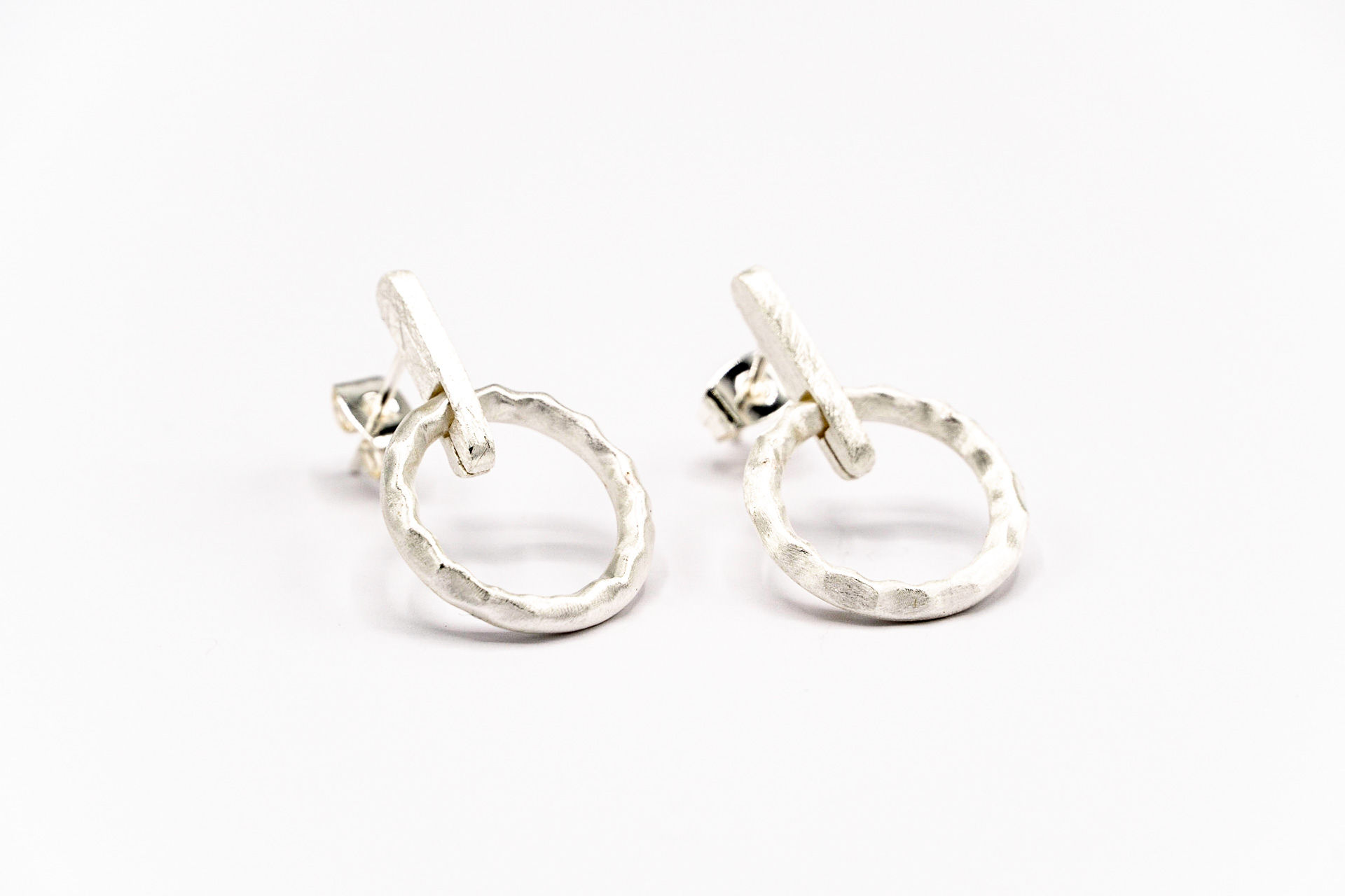 ORECCHINO A LOBO MET.OTTONE ARGENTO SATINATO BARRETTA CON CERCHIETTO